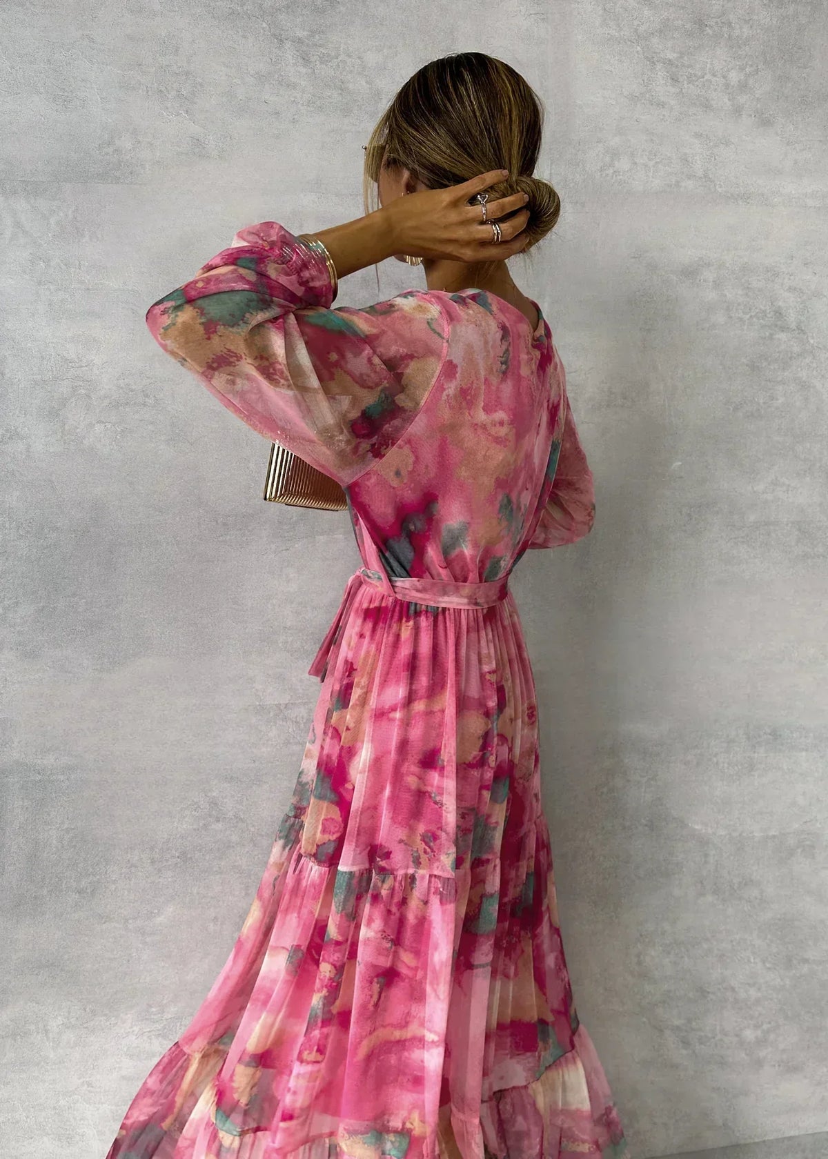 Vestido largo floral plisado y fluido de mujer con cinturón