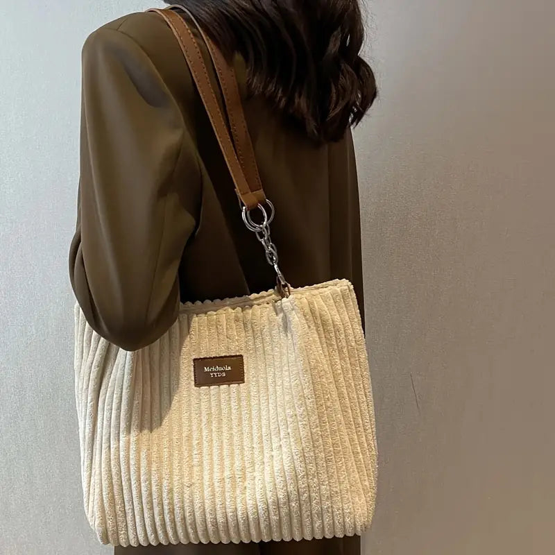 Alvhilde | Bolsa suave con textura acanalada y elegante cadena de metal