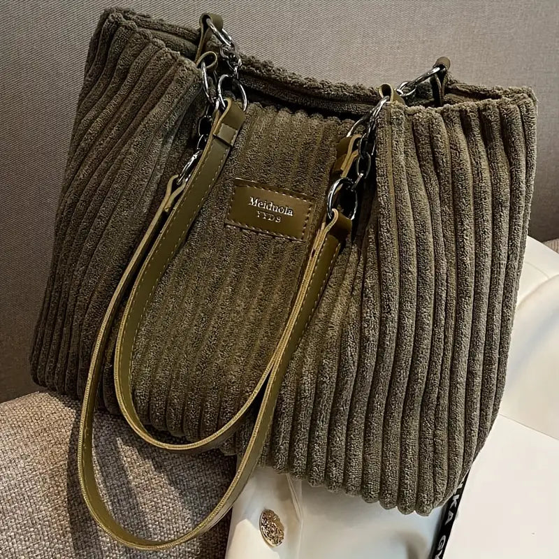 Alvhilde | Bolsa suave con textura acanalada y elegante cadena de metal