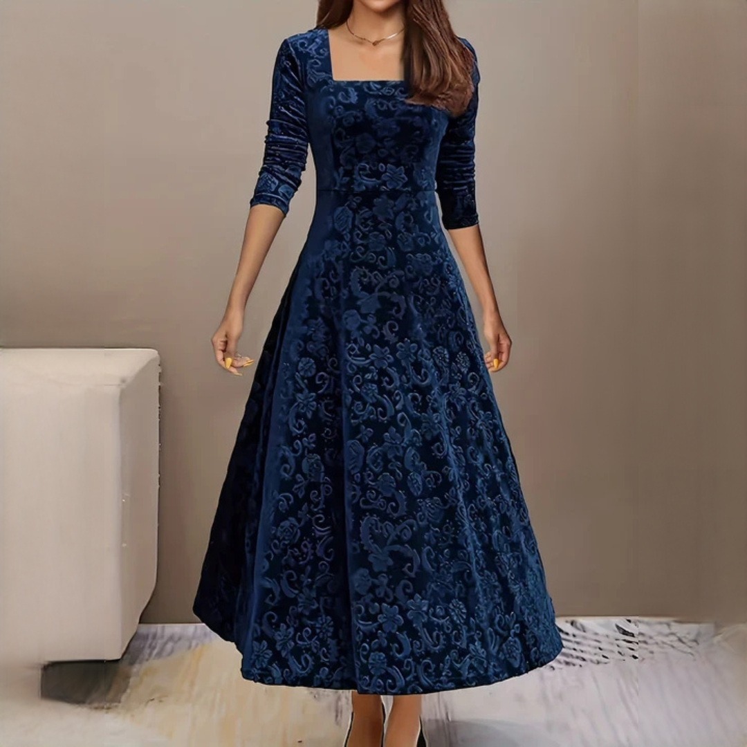 Vestido elegante de mujer en tejido suave y fluido