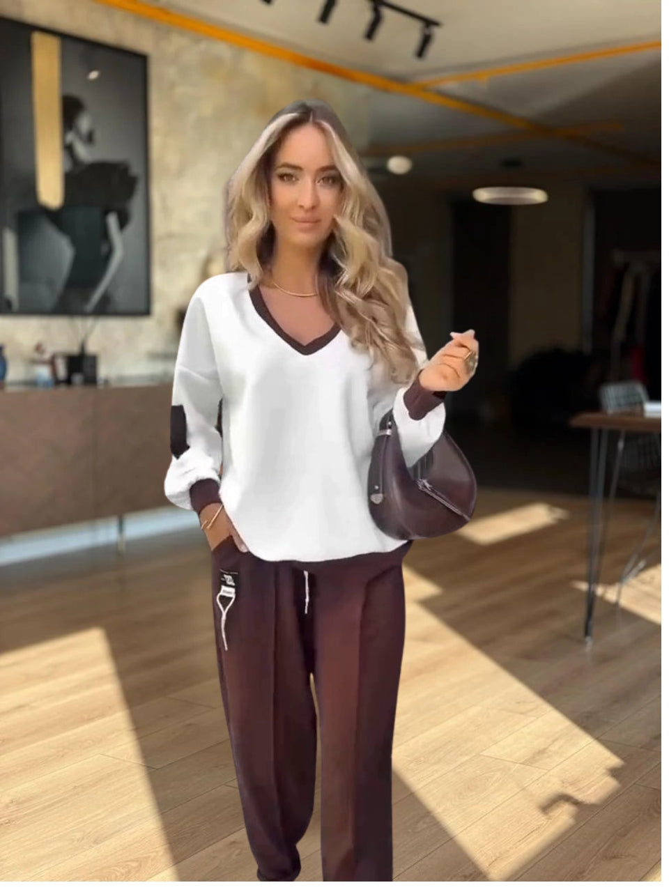 ALINA – CONJUNTO DE LOUNGE BICOLOR CON ESCOTE EN V SUAVE