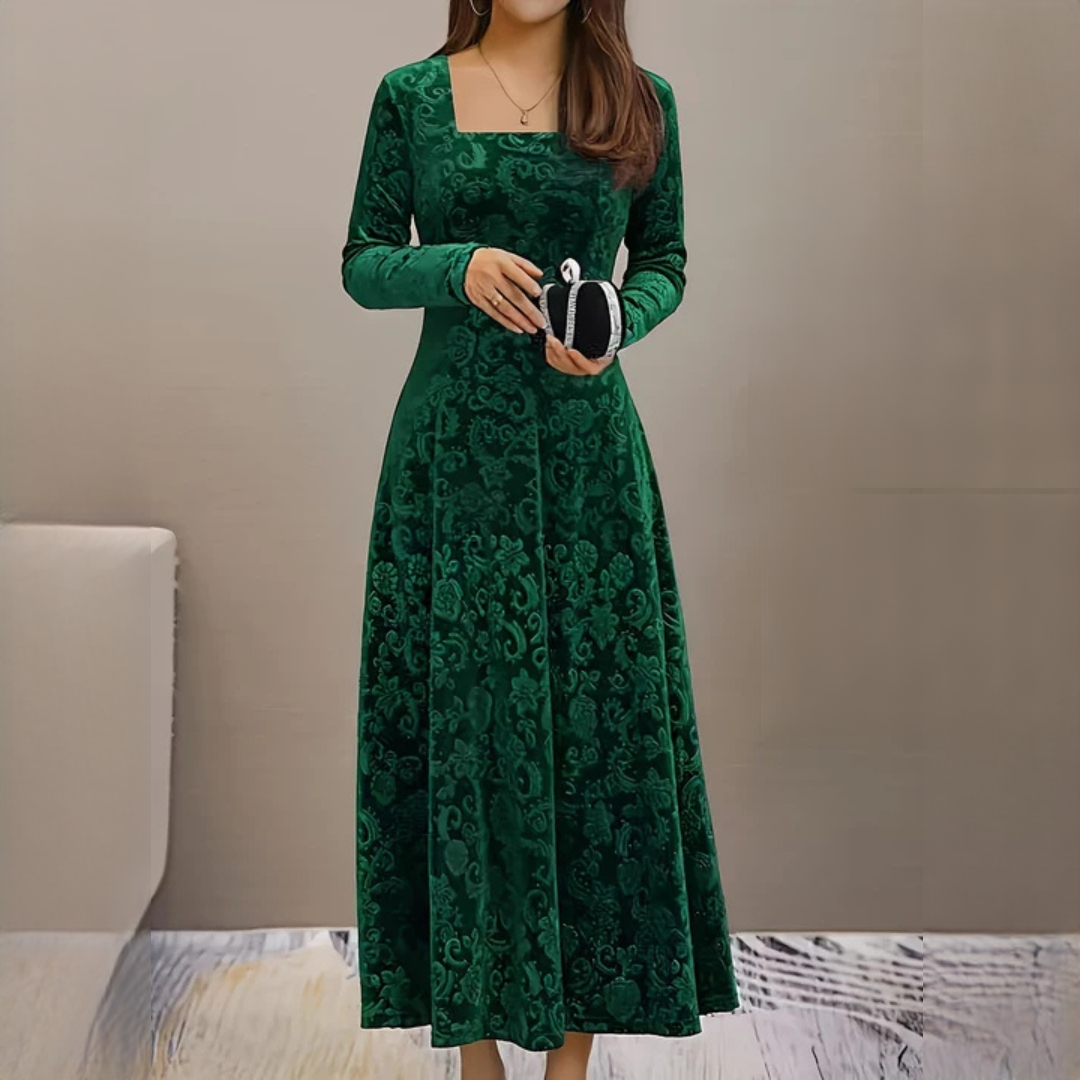 Vestido elegante de mujer en tejido suave y fluido