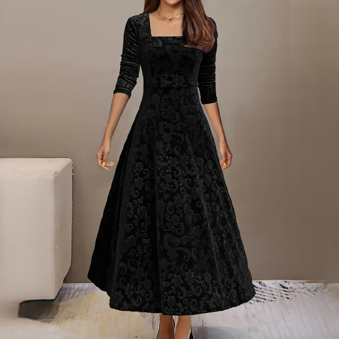 Vestido elegante de mujer en tejido suave y fluido