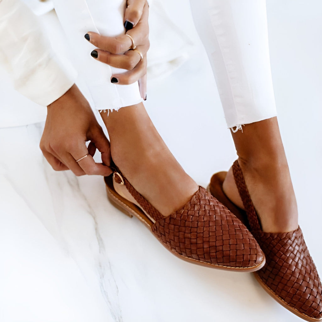 Whisper - Elegantes sandalias de piel trenzada para mujer