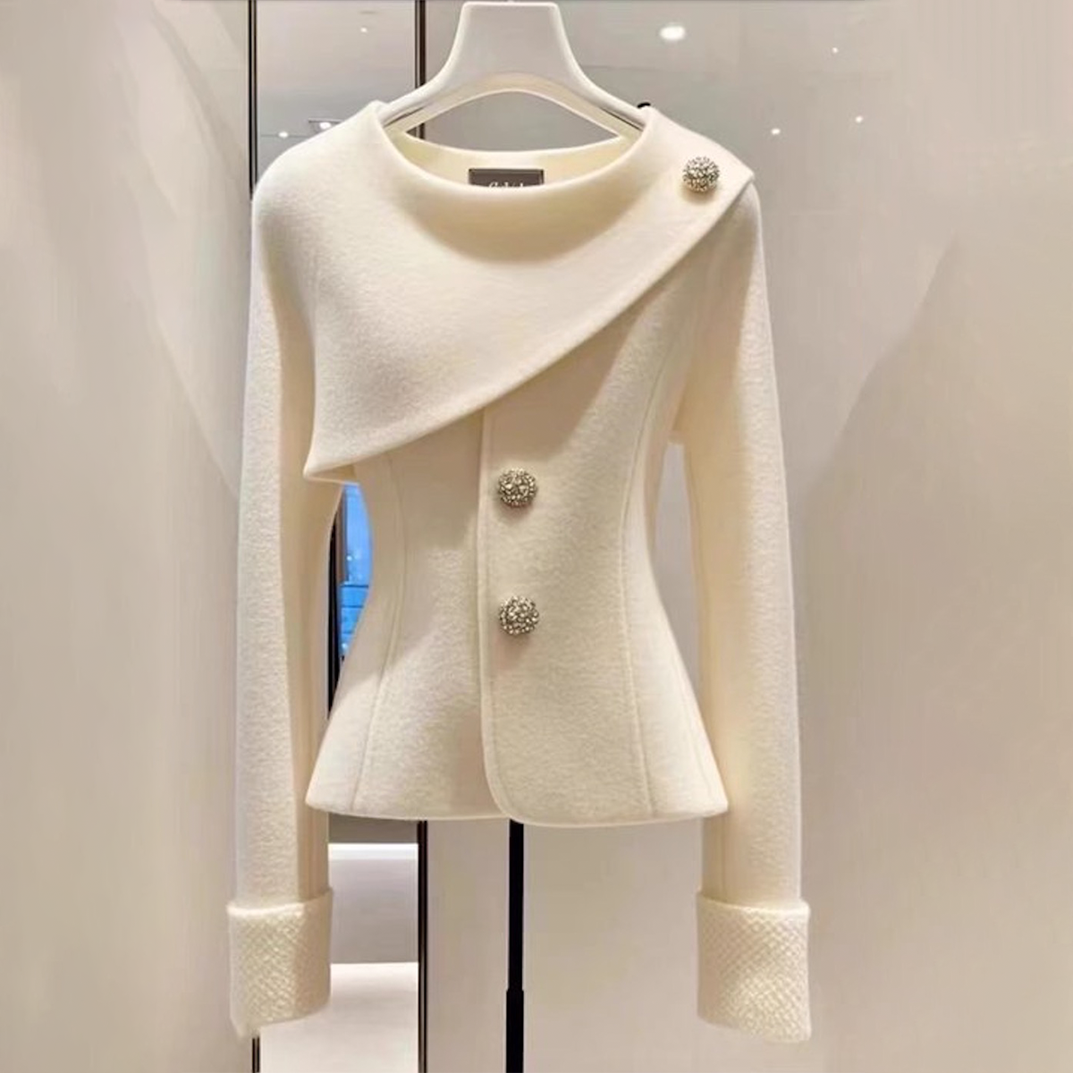 Lola | Blazer Asimétrico con Botones