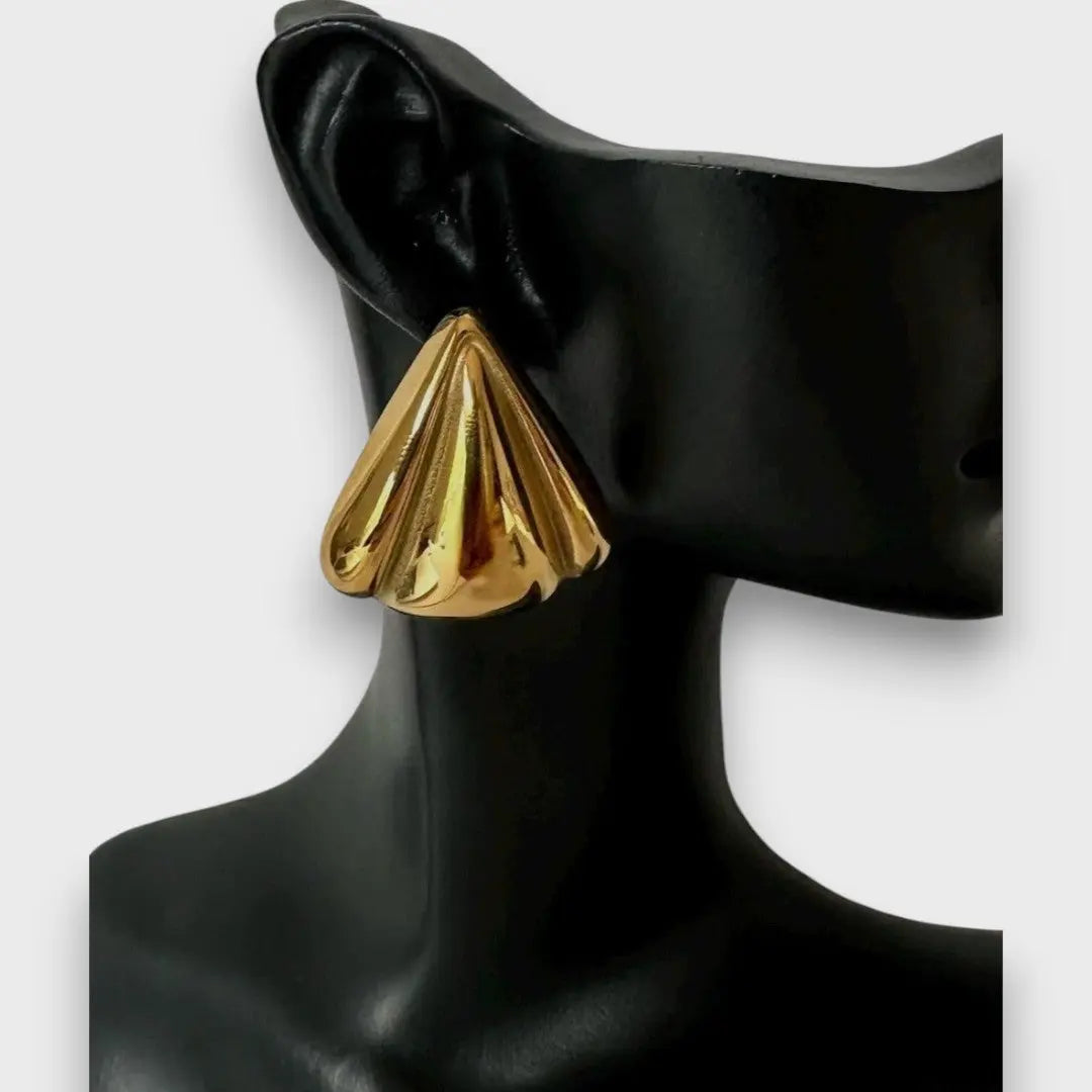 Nuna – Pendientes dorados con carácter escultórico