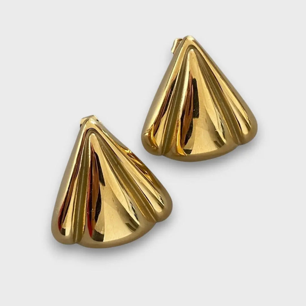 Nuna – Pendientes dorados con carácter escultórico