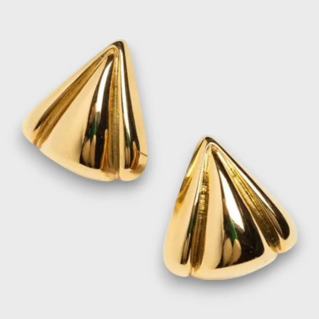Nuna – Pendientes dorados con carácter escultórico