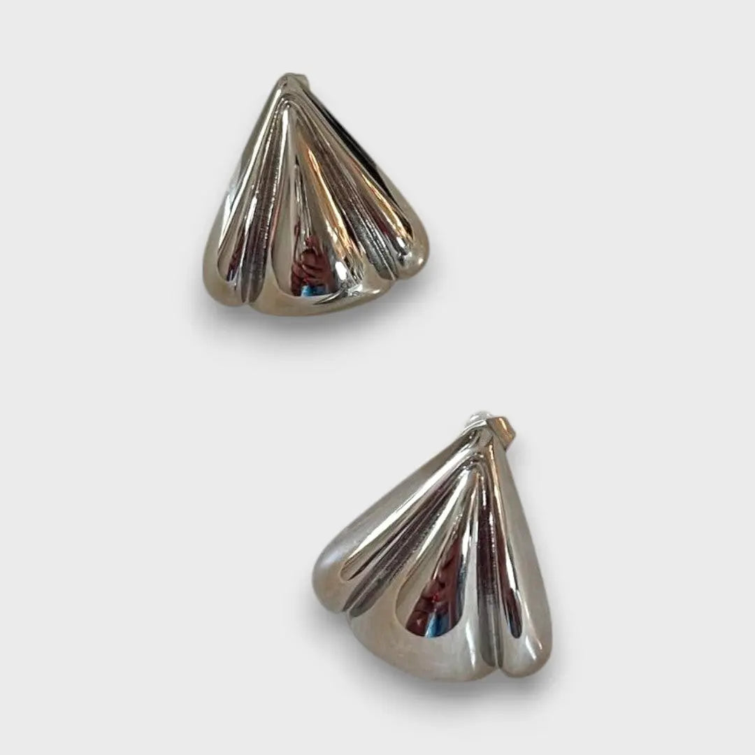 Nuna – Pendientes dorados con carácter escultórico