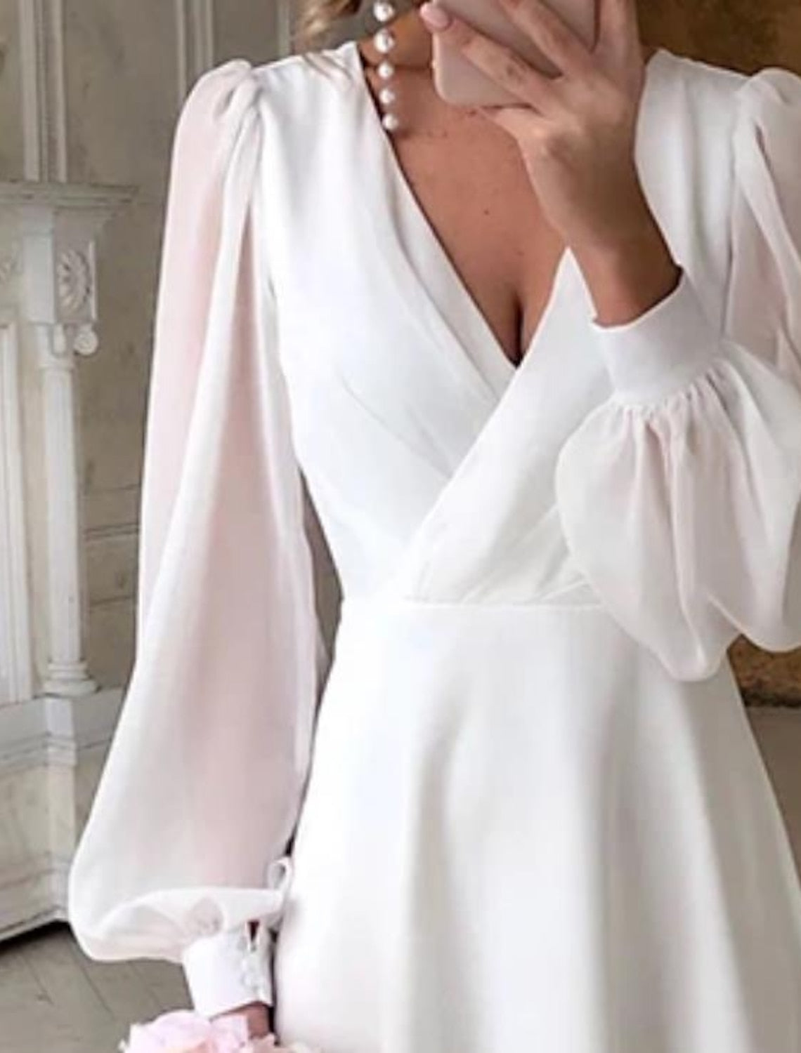 Vestido de novia clásico y fluido de mujer con mangas largas