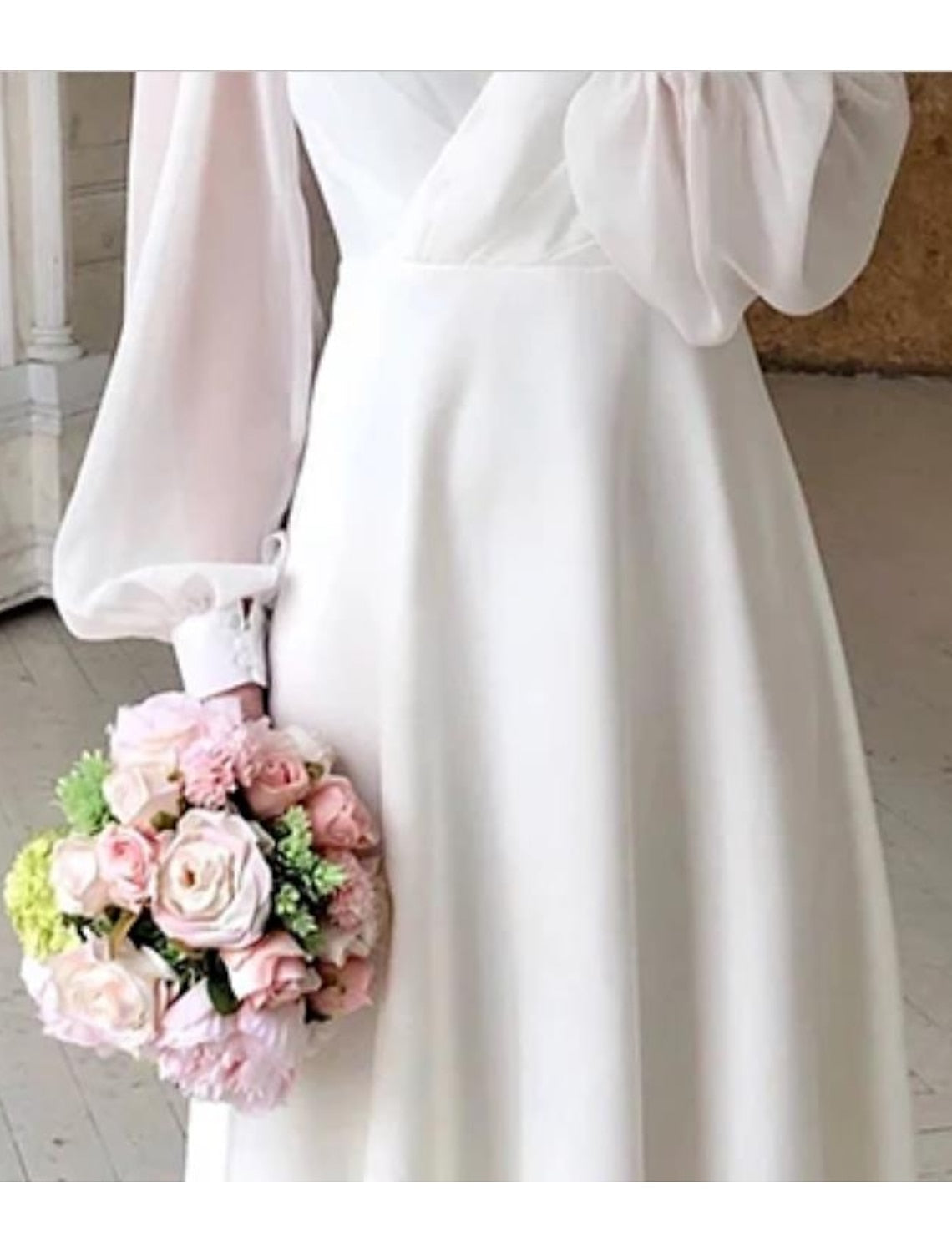 Vestido de novia clásico y fluido de mujer con mangas largas