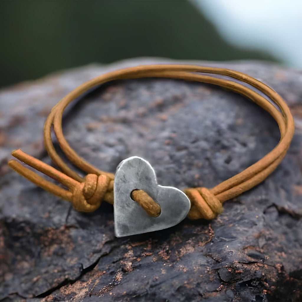 Amoura - Pulsera hecha a mano con símbolo del corazón
