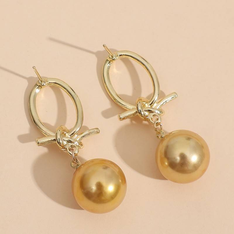 Pendientes de aro con perlas doradas