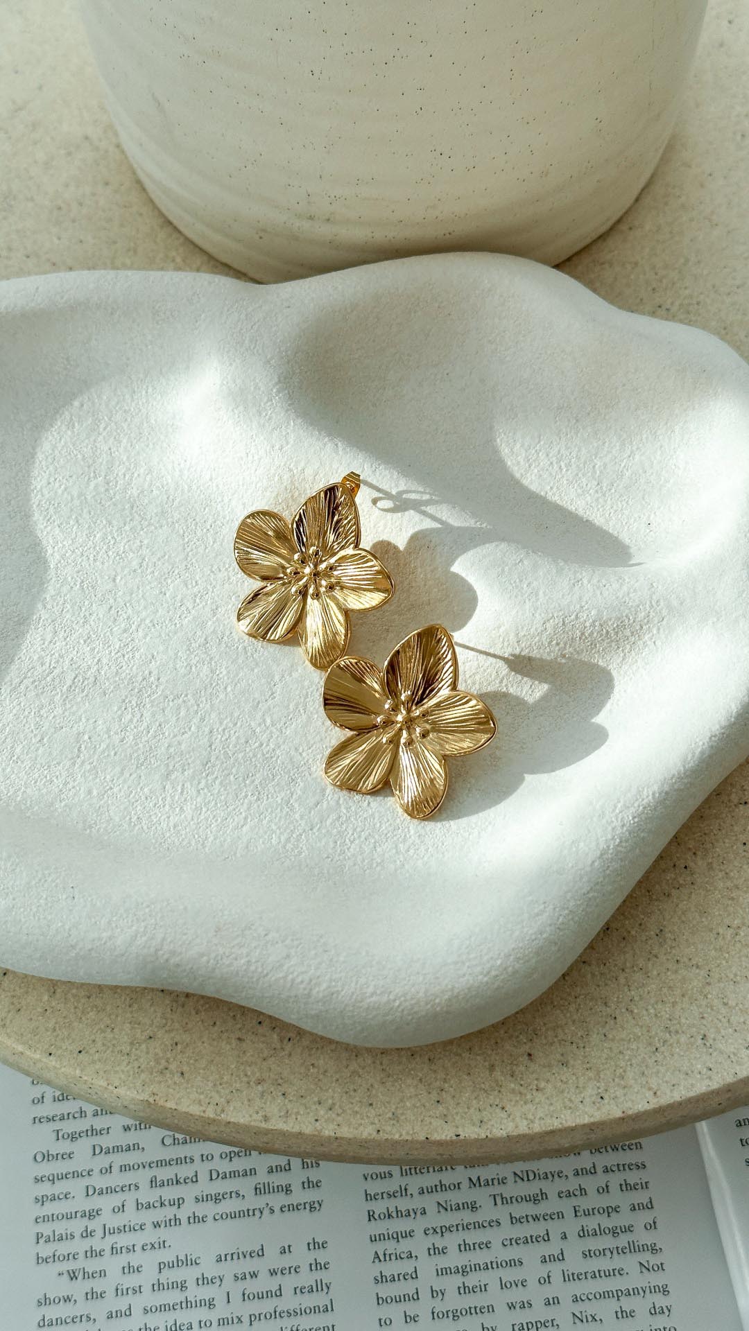 Lexi | Aretes de Flor Bañados en Oro
