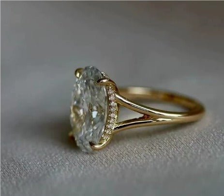 Anillo ovalado vintage en oro y cristal verde