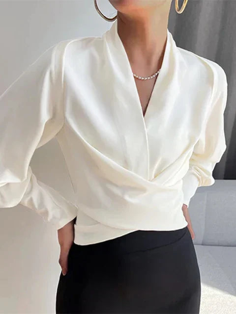 CASSANDRA – BLUSA ELEGANTE CON ESCOTE EN V DRAPEADO