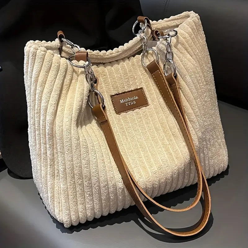 Alvhilde | Bolsa suave con textura acanalada y elegante cadena de metal