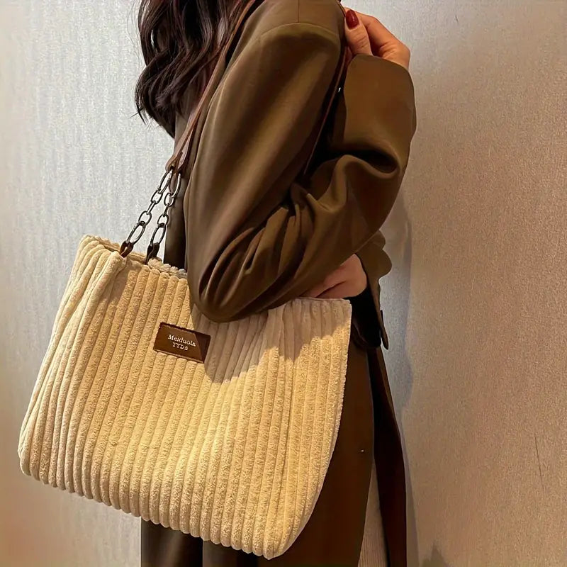 Alvhilde | Bolsa suave con textura acanalada y elegante cadena de metal