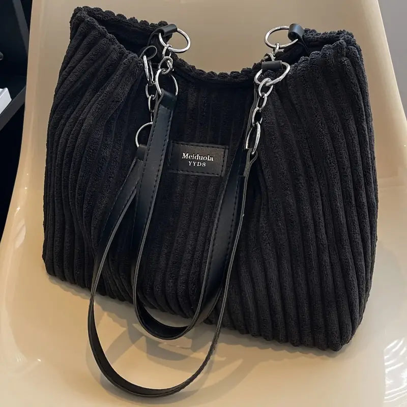 Alvhilde | Bolsa suave con textura acanalada y elegante cadena de metal