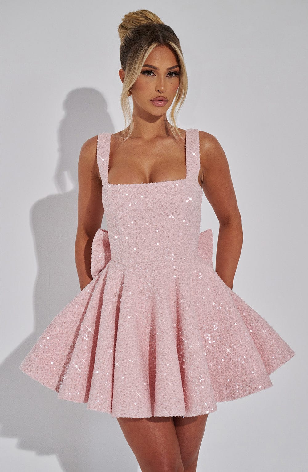 Yara - Vestido Mini Sin Espalda con Lentejuelas y Moño