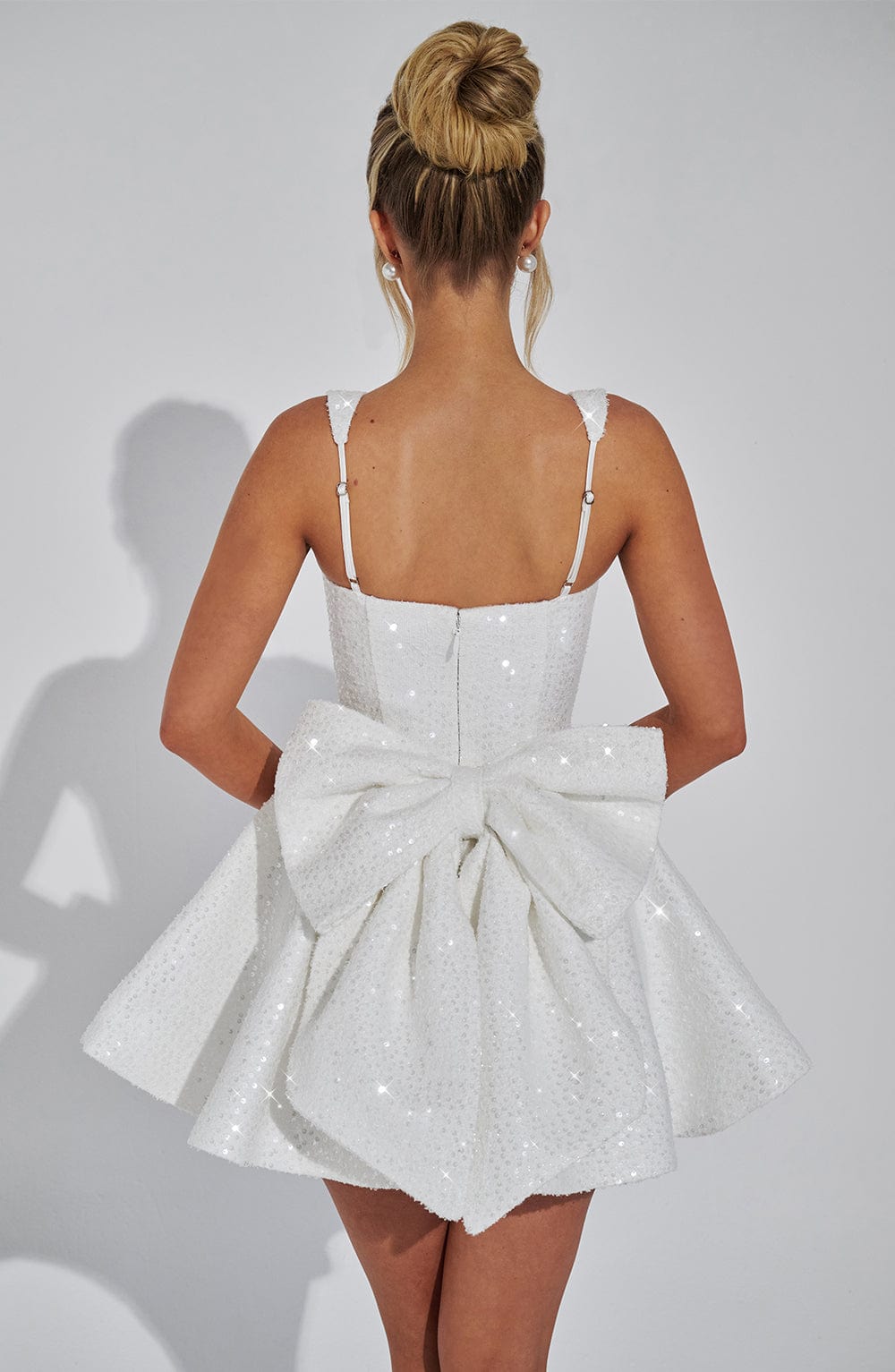 Yara - Vestido Mini Sin Espalda con Lentejuelas y Moño