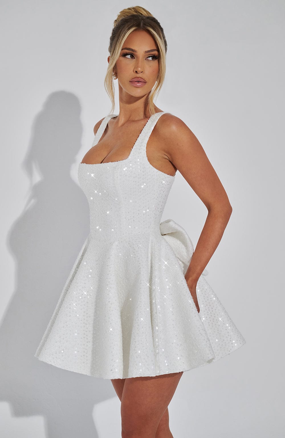 Yara - Vestido Mini Sin Espalda con Lentejuelas y Moño