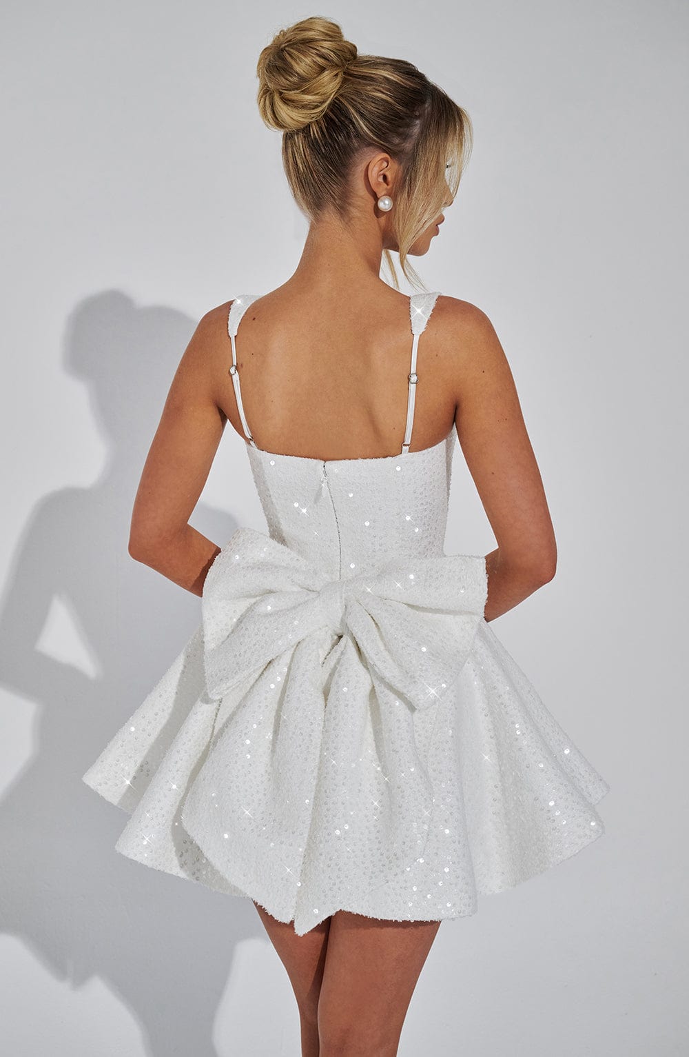 Yara - Vestido Mini Sin Espalda con Lentejuelas y Moño