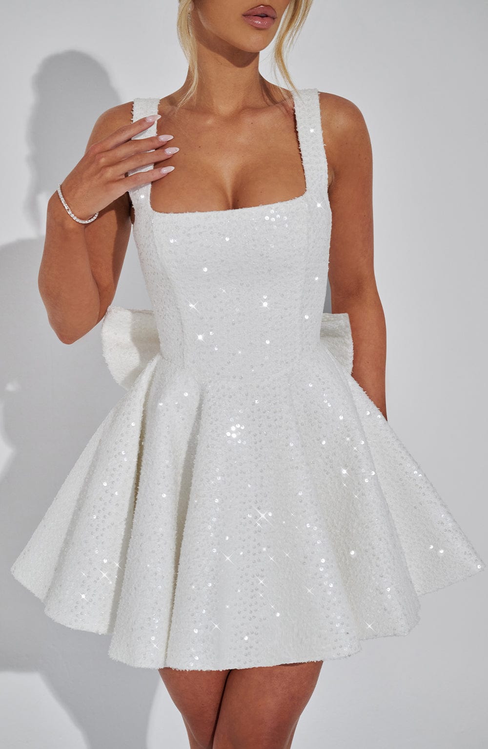 Yara - Vestido Mini Sin Espalda con Lentejuelas y Moño