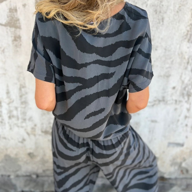 Evelina | Top y Pantalones de Cuello en V con Estampado de Cebra